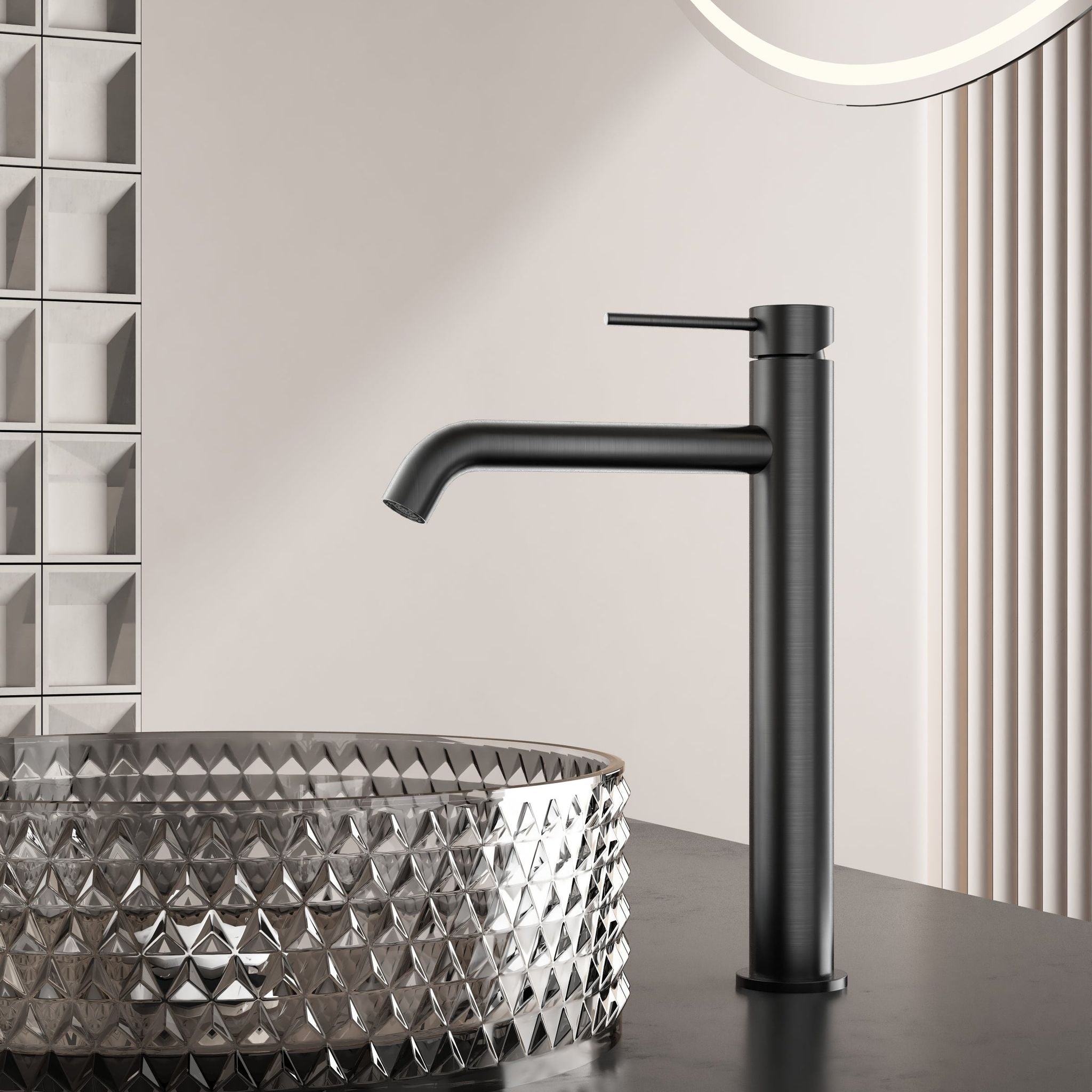 Robinet à bec haut 30 cm gris métallisé avec vasque design en verre pour salle de bain moderne.