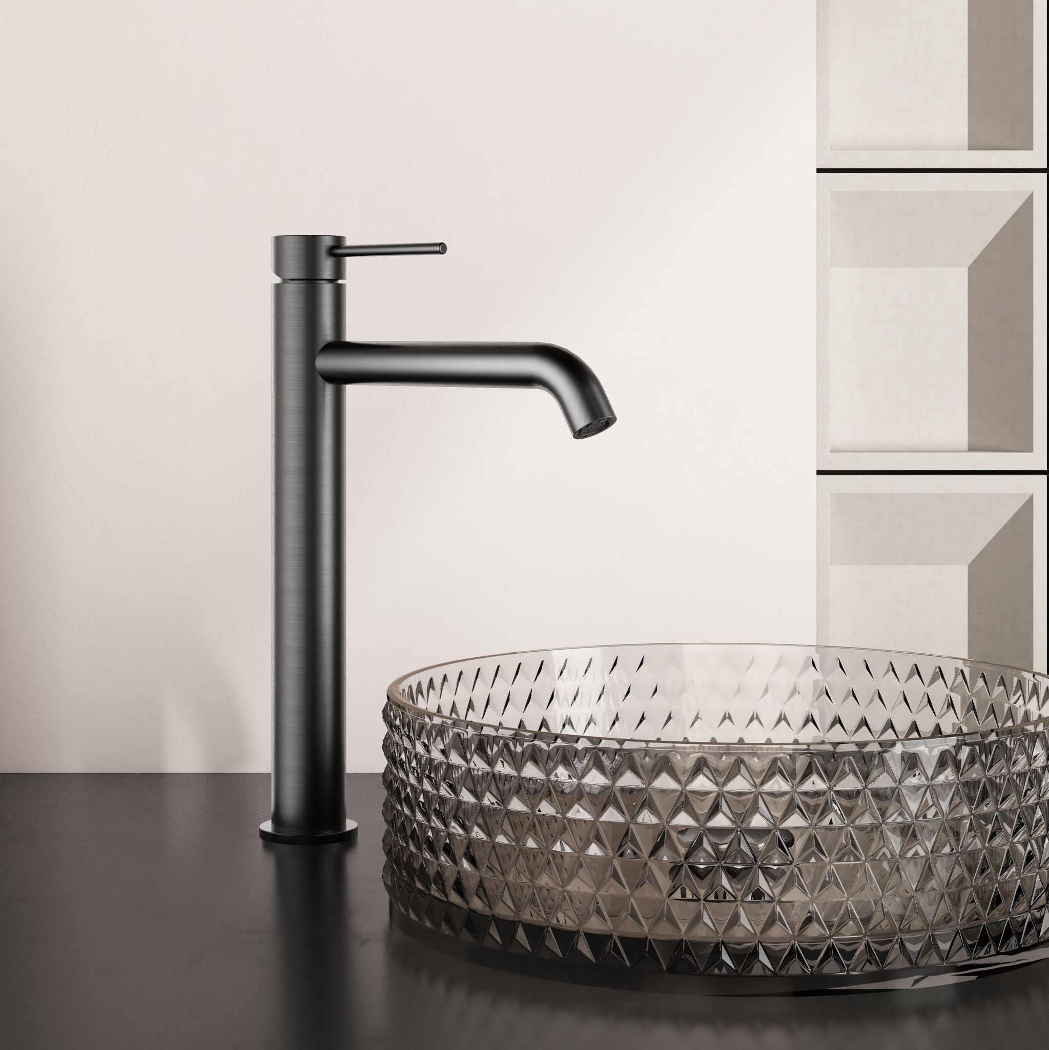 Robinet à bec haut 30 cm gris métallisé près d'une vasque en verre transparent à motifs.