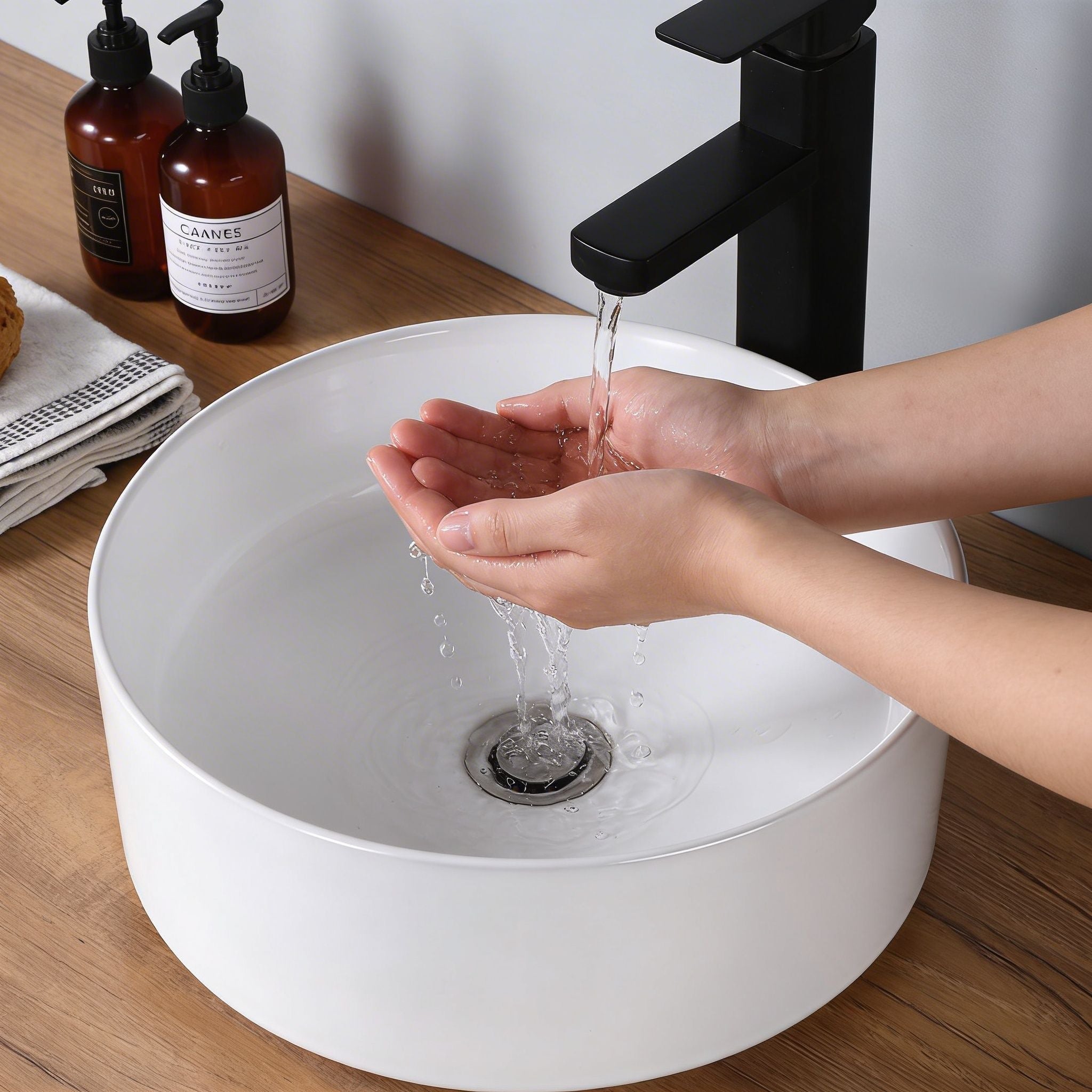 Vasque à poser ronde en céramique blanche avec robinet noir moderne