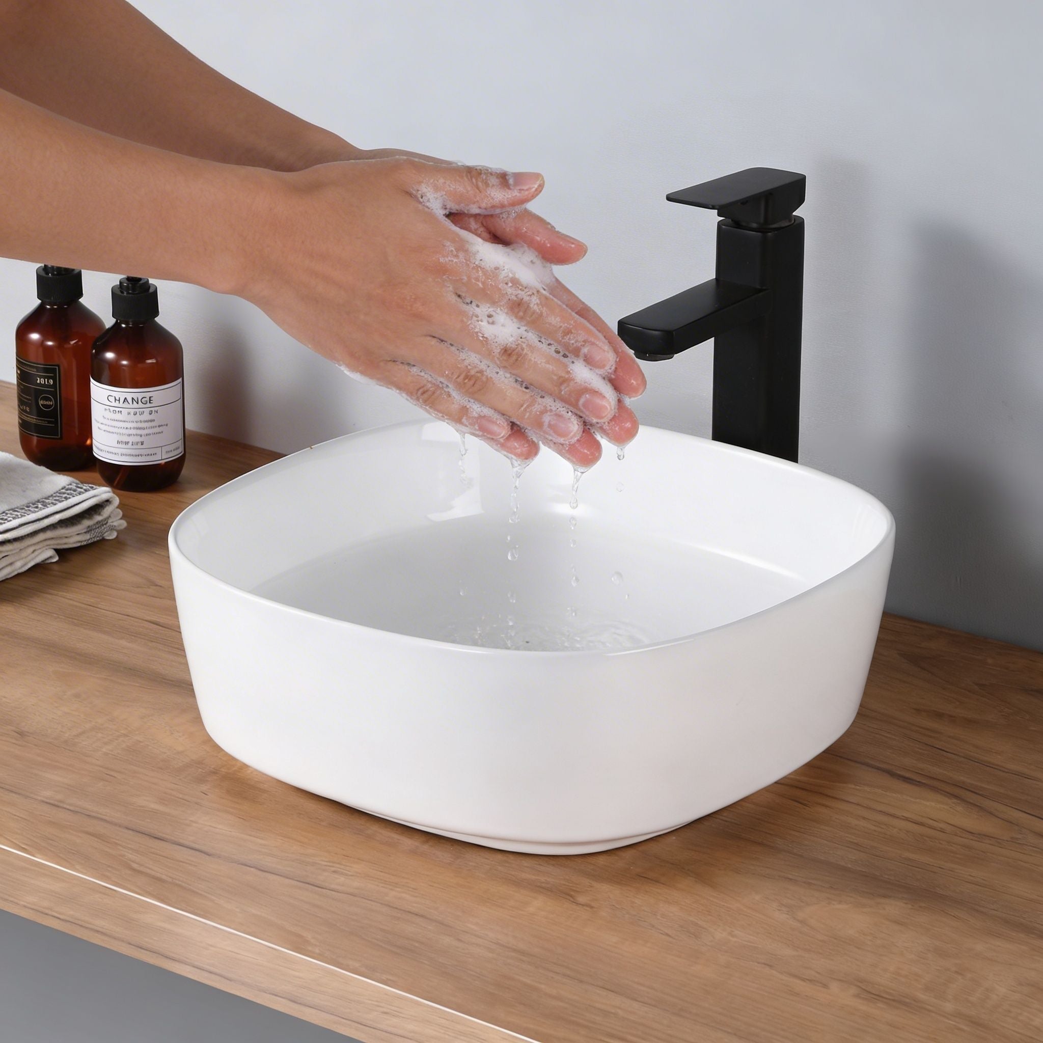 Vasque carrée arrondie blanche pour salle de bain, robinetterie noire
