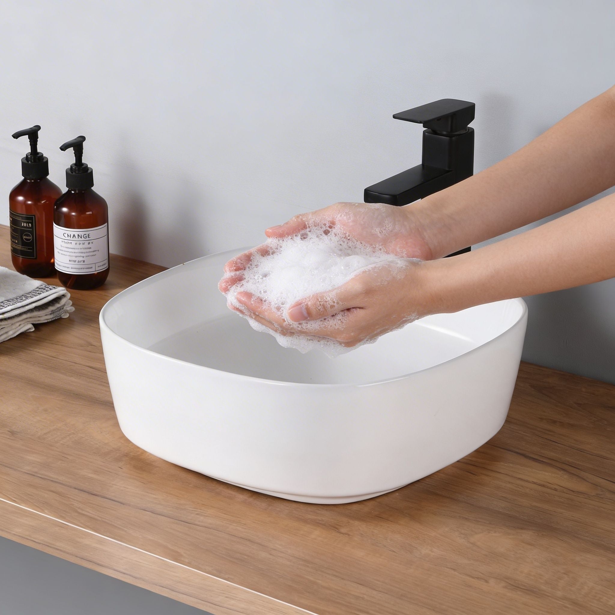 Vasque carrée arrondie blanche pour salle de bain, robinetterie noire moderne