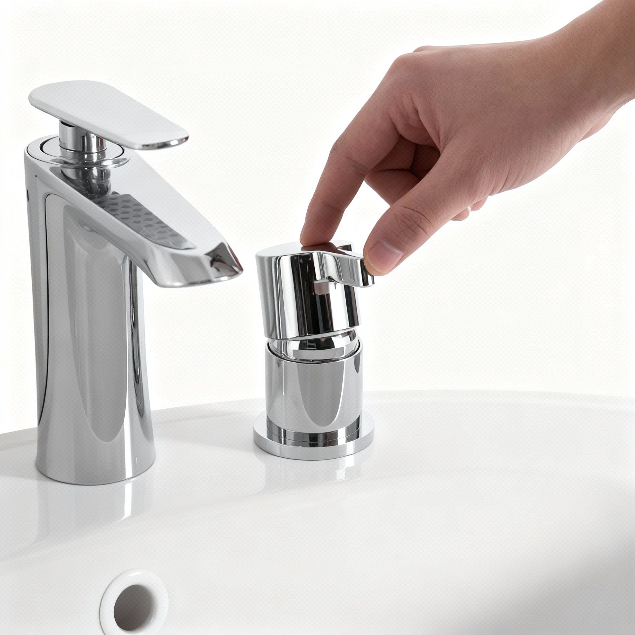 Lavabo d'ablutions Méca : Robinet chromé pour bassin de lavage des pieds Wudu, design moderne et élégant.