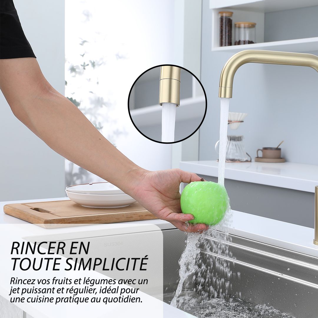 Robinet de cuisine design intemporel Or : Robinet de cuisine doré avec douchette extractible, offrant un jet d'eau puissant et uniforme pour un rinçage facile.