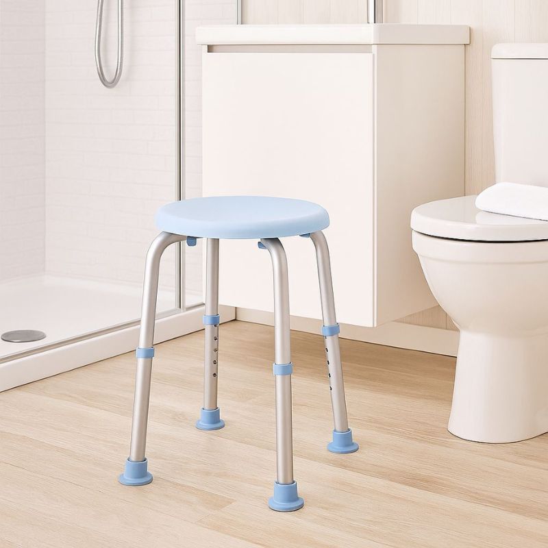 Tabouret de douche réglable avec siège bleu clair et pieds argentés, idéal pour la sécurité et le confort de la salle de bain.