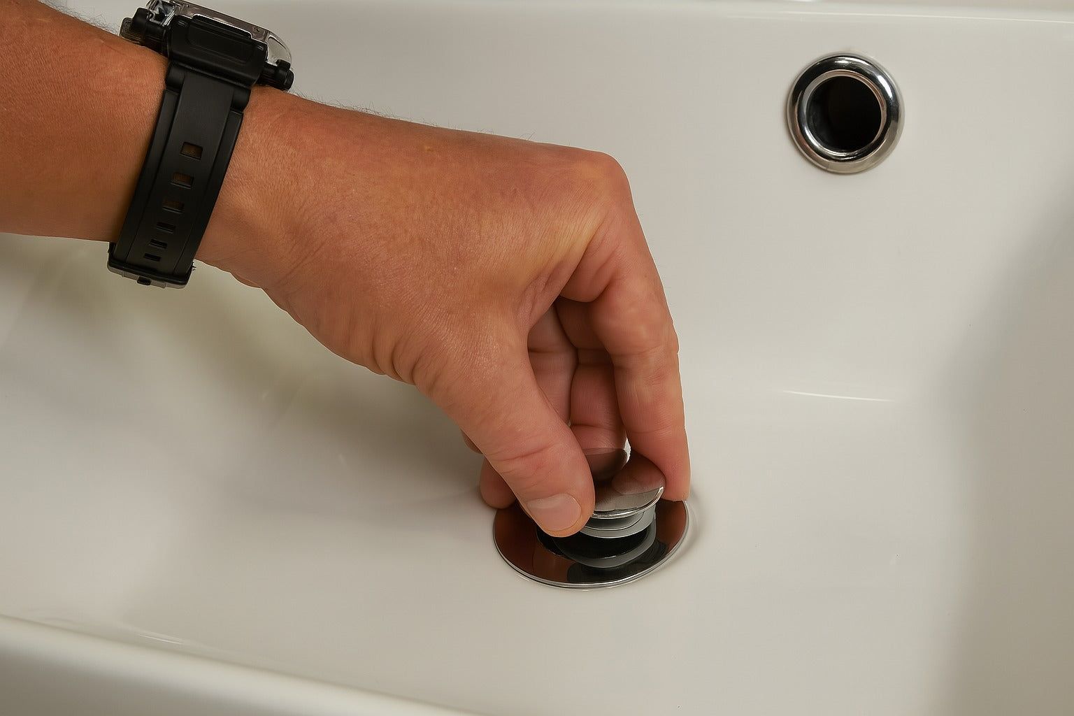 Comment retirer facilement un bouchon de lavabo coincé ? (au sens de bonde)