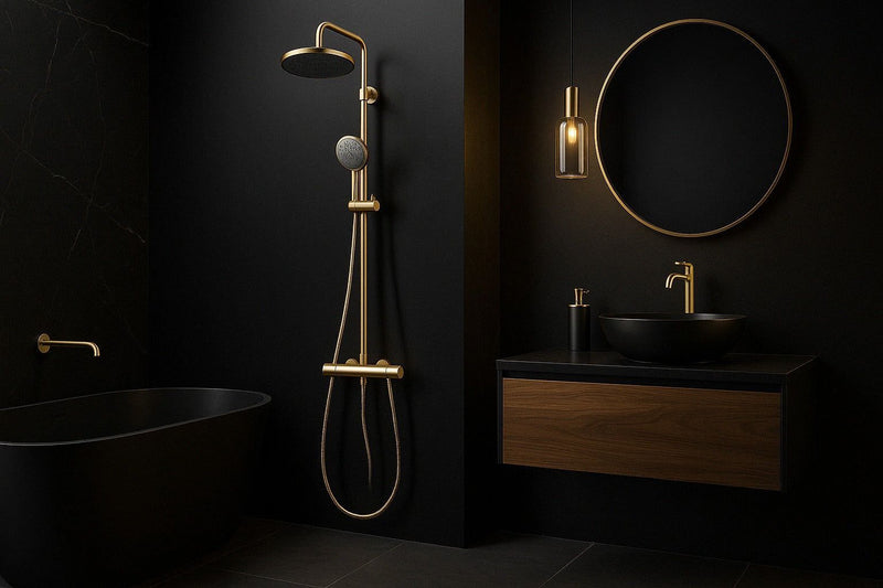 Salle de bain noire et or : Baignoire noire, douche dorée, lavabo noir et miroir rond pour une déco élégante.