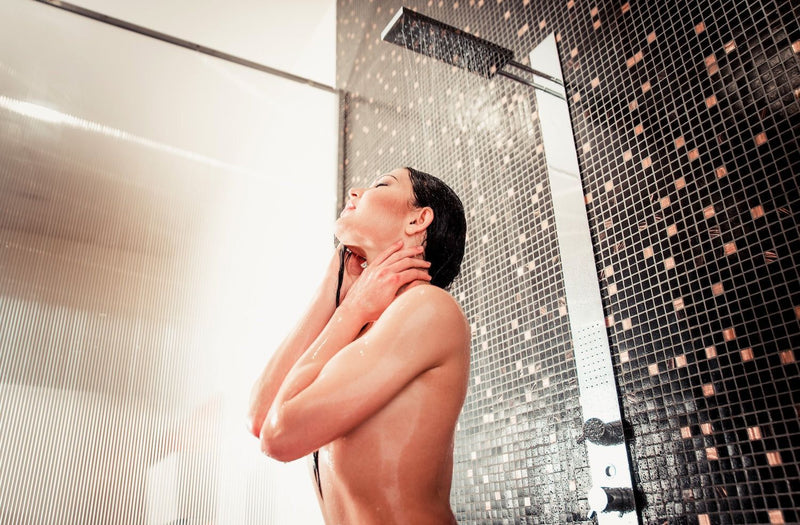 Guide des hauteurs de colonne de douche pour une installation idéale, concentrez-vous sur une salle de bain élégante.