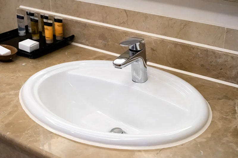 Décoller une vasque collée sur un plan de travail : astuces et conseils