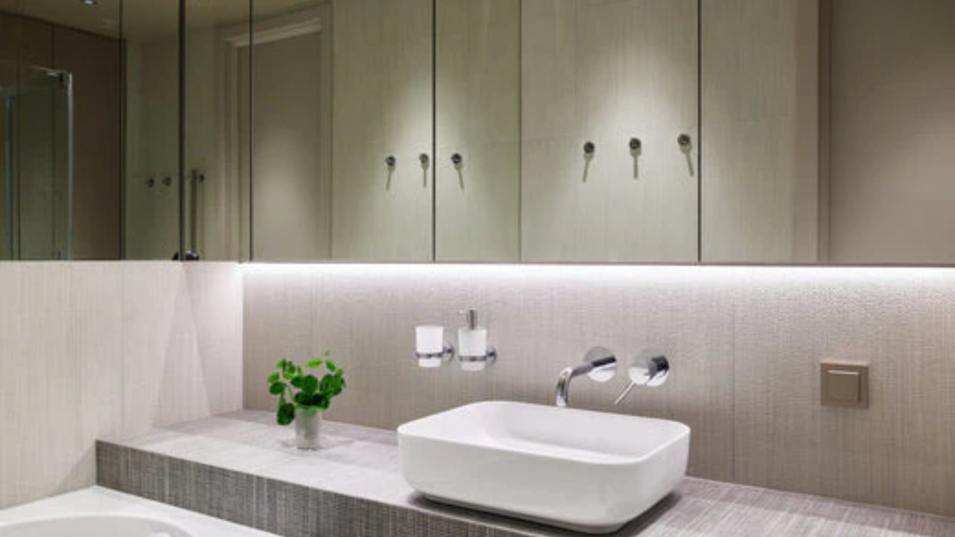 Comment éclairer et éviter l'humidité dans une salle de bains sans fenêtre : astuces et solutions