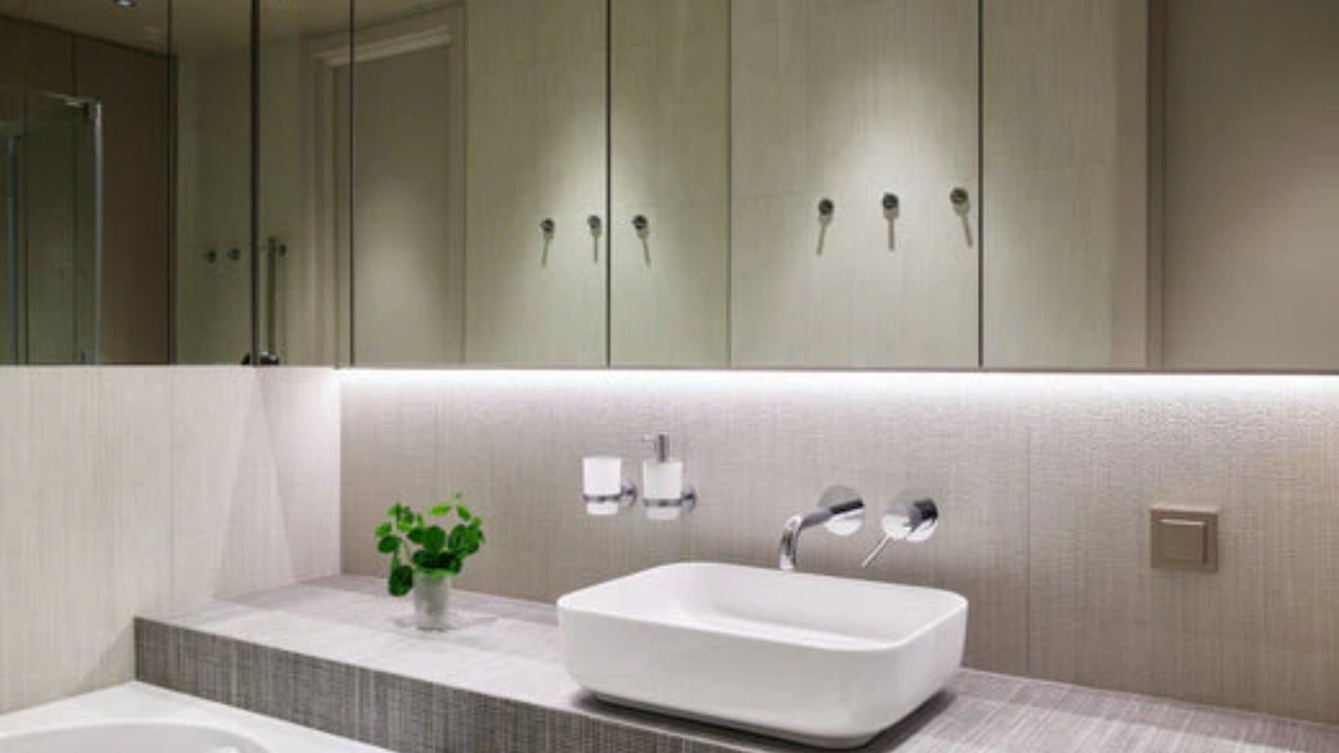 Comment éclairer et éviter l'humidité dans une salle de bains sans fenêtre : astuces et solutions