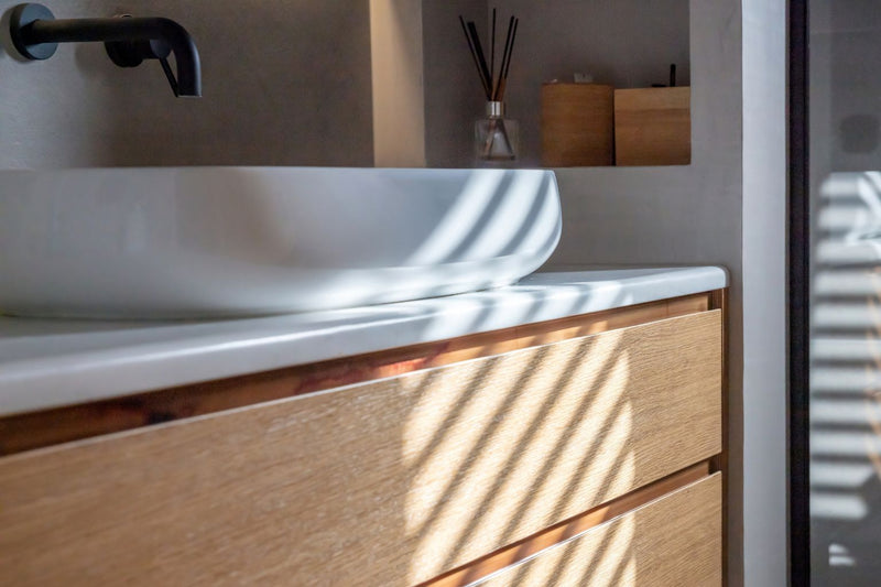 Meuble-lavabo suspendu avec tiroirs en bois et lavabo en céramique moderne