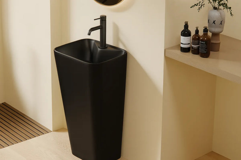 Lavabo totem noir moderne. Design élégant pour salle de bain, robinet noir inclus.