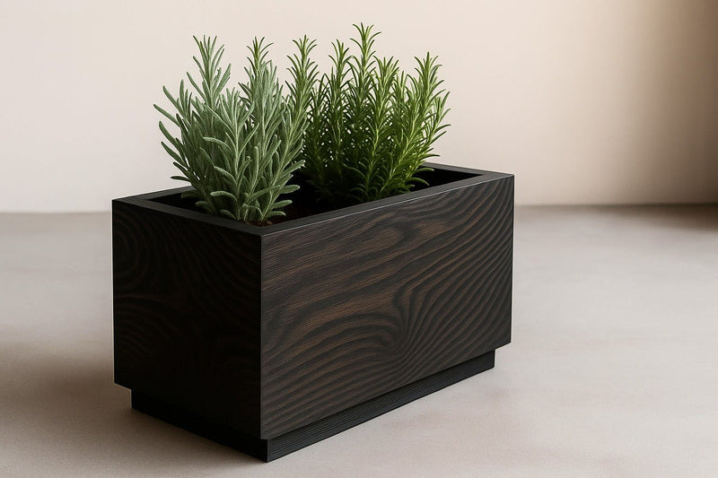 Fabriquer une jardinière en bois brûlé : Jardinière en bois sombre avec des herbes aromatiques.