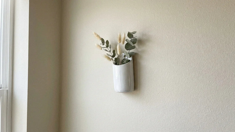 Vase mural : 7 façons d'habiller un mur sans cadre (avec ou sans fleurs séchées)