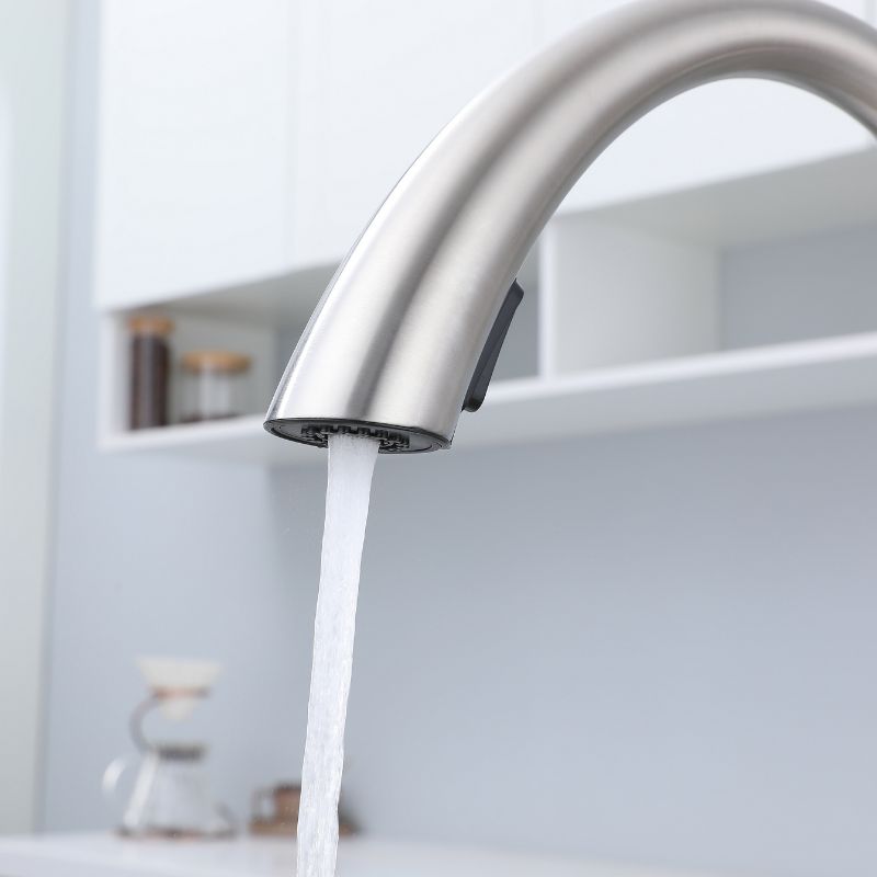 Robinet de cuisine en nickel brossé au design contemporain, offrant un look élégant et moderne à votre cuisine.