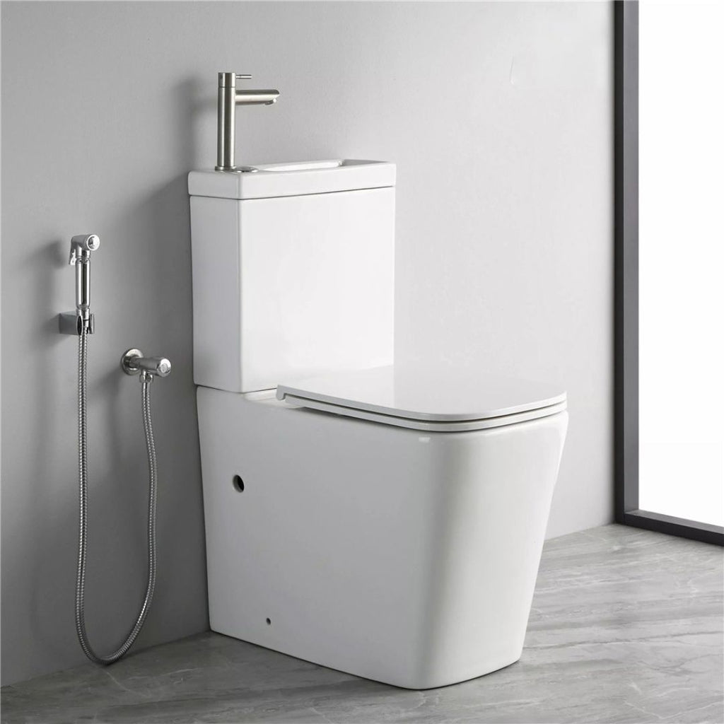 WC à poser avec lave-mains intégré et robinet blanc: Modern white wall-hung toilet with integrated sink and faucet