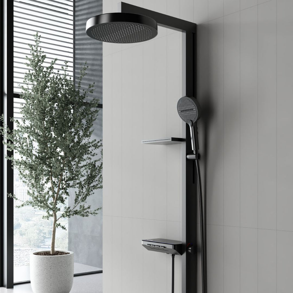 Colonne de douche moderne multifonction gris métallisé avec pommeaux de douche suspendus et à main, étagère et commande thermostatique.