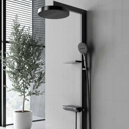 Colonne de douche moderne multifonction gris métallisé avec pommeaux de douche suspendus et à main, étagère et commande thermostatique.