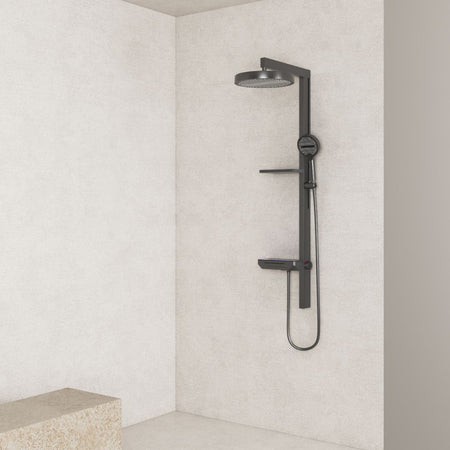 Colonne de douche moderne multifonction gris métallisé : Colonne de douche multifonction noire élégante avec douche à effet pluie, pommeau de douche à main et étagères.