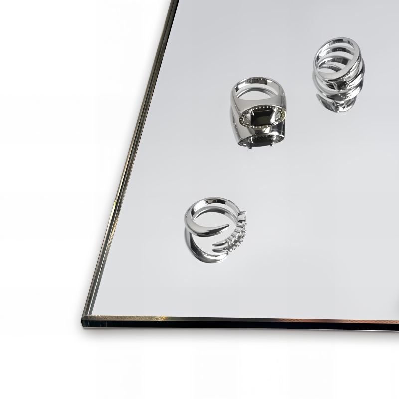 Miroir mural Infinity LED : Plateau miroir argenté affichant d'élégantes bagues argentées. Idéal pour présenter des bijoux ou une coiffeuse.