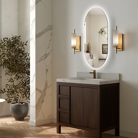 Miroir ovale LED 50x80cm : Miroir de salle de bain ovale moderne à LED avec cadre éclairé, monté au-dessus d'un meuble vasque en bois foncé avec éclairage intégré.