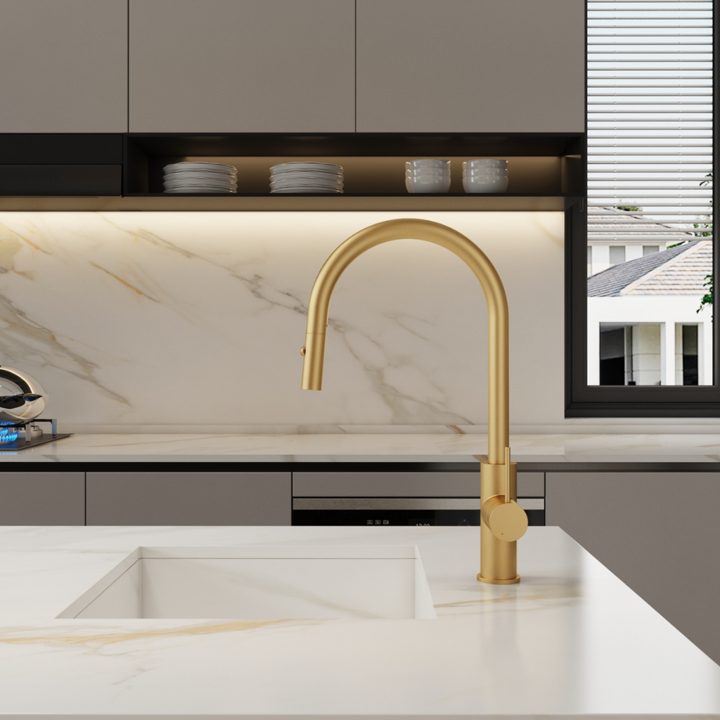 Robinet de cuisine doré avec un design à arc élevé, parfait pour les cuisines modernes.