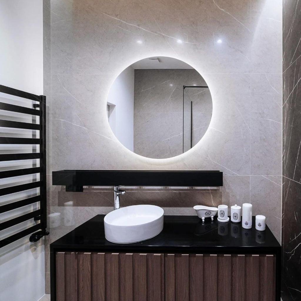 Miroir Infinity LED rond ⌀50cm : Miroir de salle de bain rond éclairé par LED de 50 cm avec cadre noir moderne et meuble vasque.