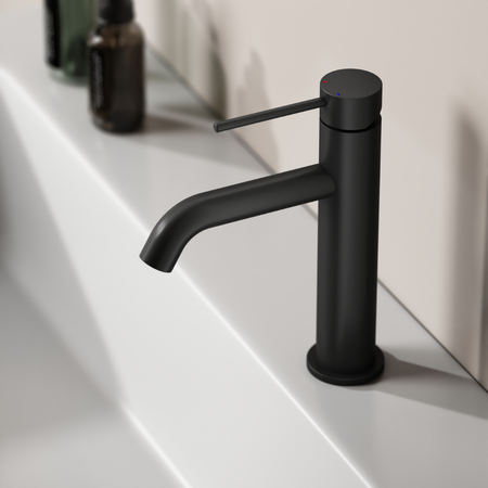 Robinet de lavabo de salle de bain noir mat avec bec à arc élevé et conception cylindrique.