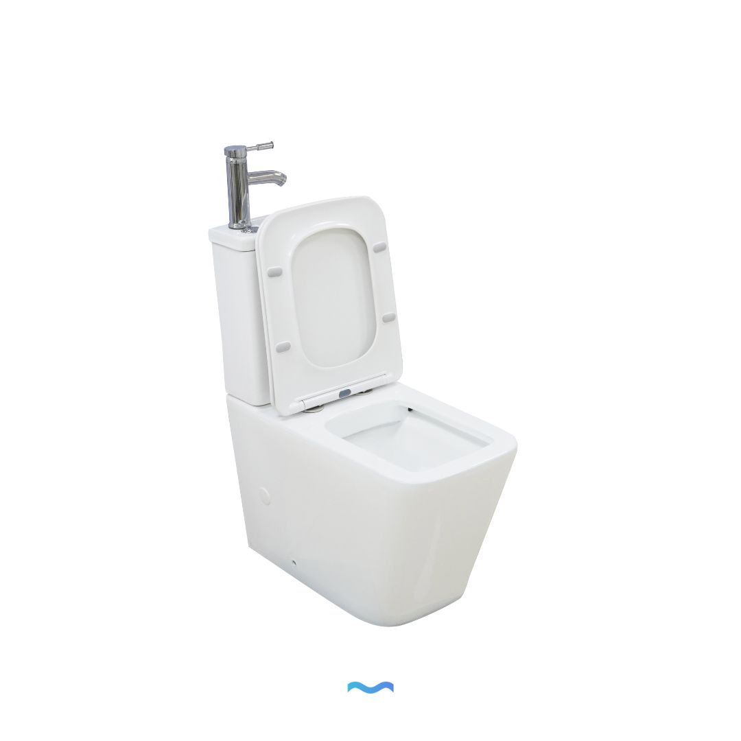 WC à poser avec lave-mains intégré et robinet blanc: Modern white wall-hung toilet with integrated sink and chrome faucet.