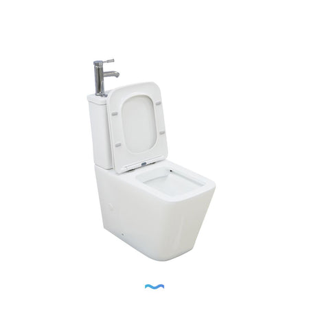 WC à poser avec lave-mains intégré et robinet blanc: Modern white wall-hung toilet with integrated sink and chrome faucet.