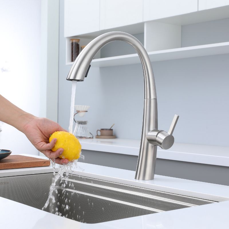 Robinet de cuisine contemporain en nickel brossé : design col de cygne à grand arc avec douchette extractible. Un style moderne pour votre cuisine.