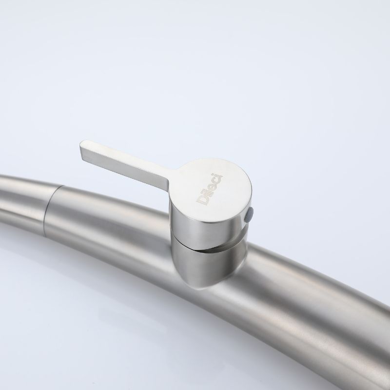 Robinet de cuisine contemporain en nickel brossé avec poignée à levier. Dilleci.