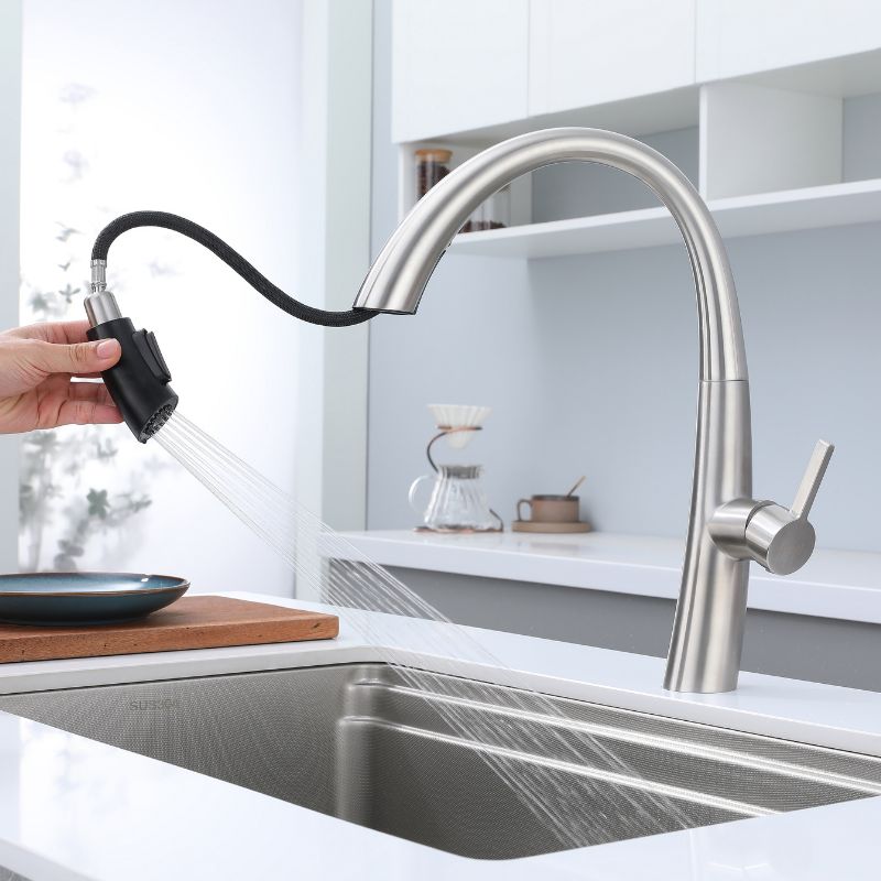 Robinet de cuisine contemporain en nickel brossé avec douchette extractible et design à arc élevé