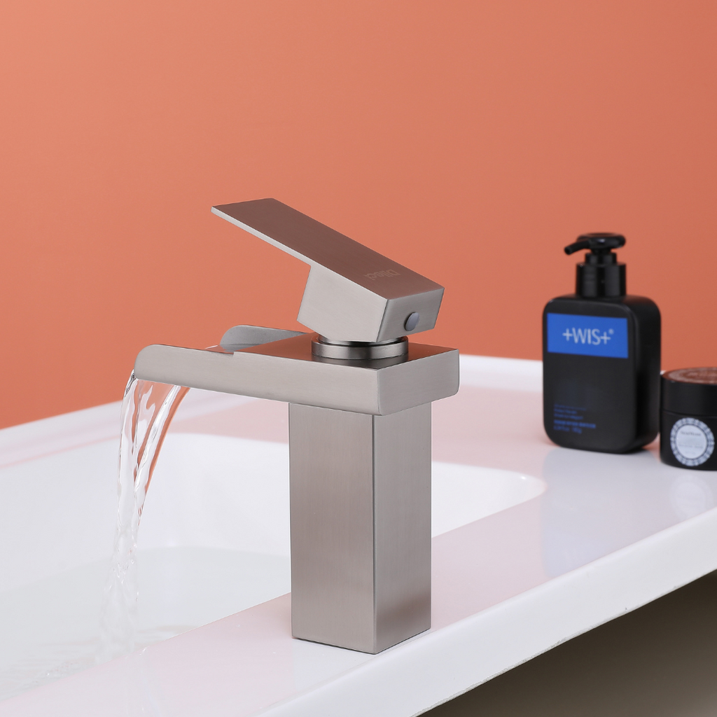 Robinet de salle de bain cascade en nickel brossé : design moderne et élégant avec bec cascade. Idéal pour les salles de bain contemporaines.