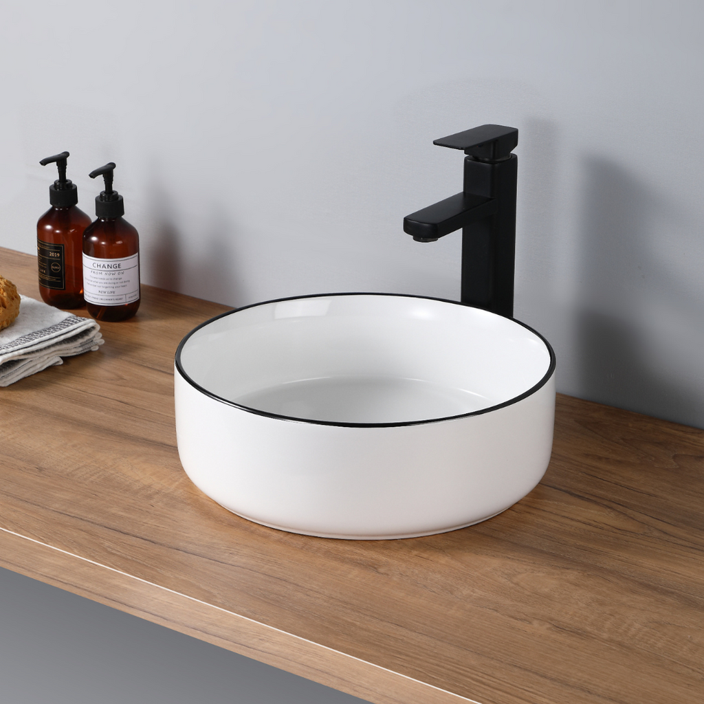Vasque en céramique blanche avec rebord noir. Lavabo de salle de bain moderne.