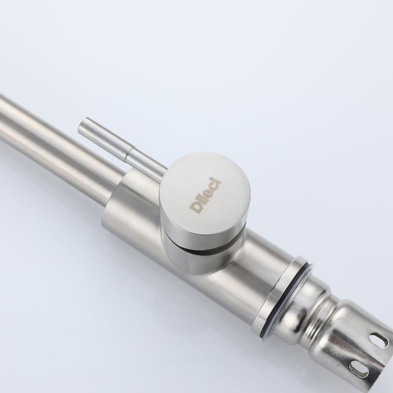 Détail du robinet de cuisine Dileci en nickel brossé : bec et mécanisme de commande.