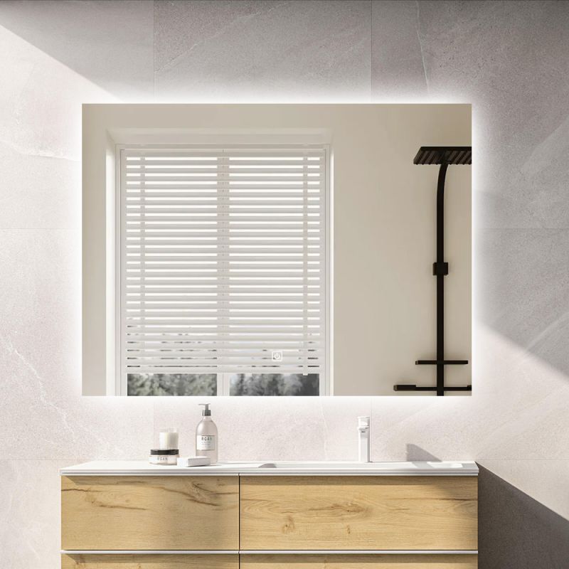 Miroir mural infinity LED : Miroir de salle de bain moderne avec éclairage LED intégré, reflétant une vanité avec lavabo et fenêtre.
