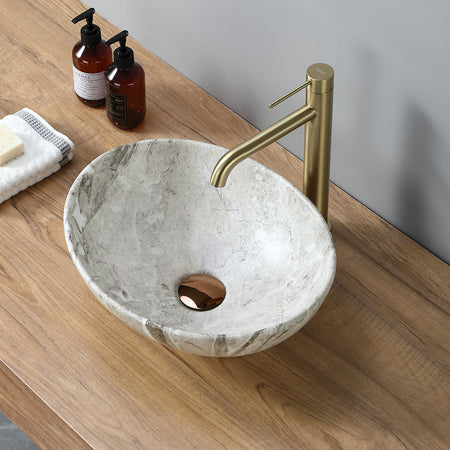 Vasque ovale effet pierre naturelle : Élégant lavabo ovale effet pierre (41,5x33,5x14,5cm), au design en marbre beige et gris, avec robinetterie dorée.