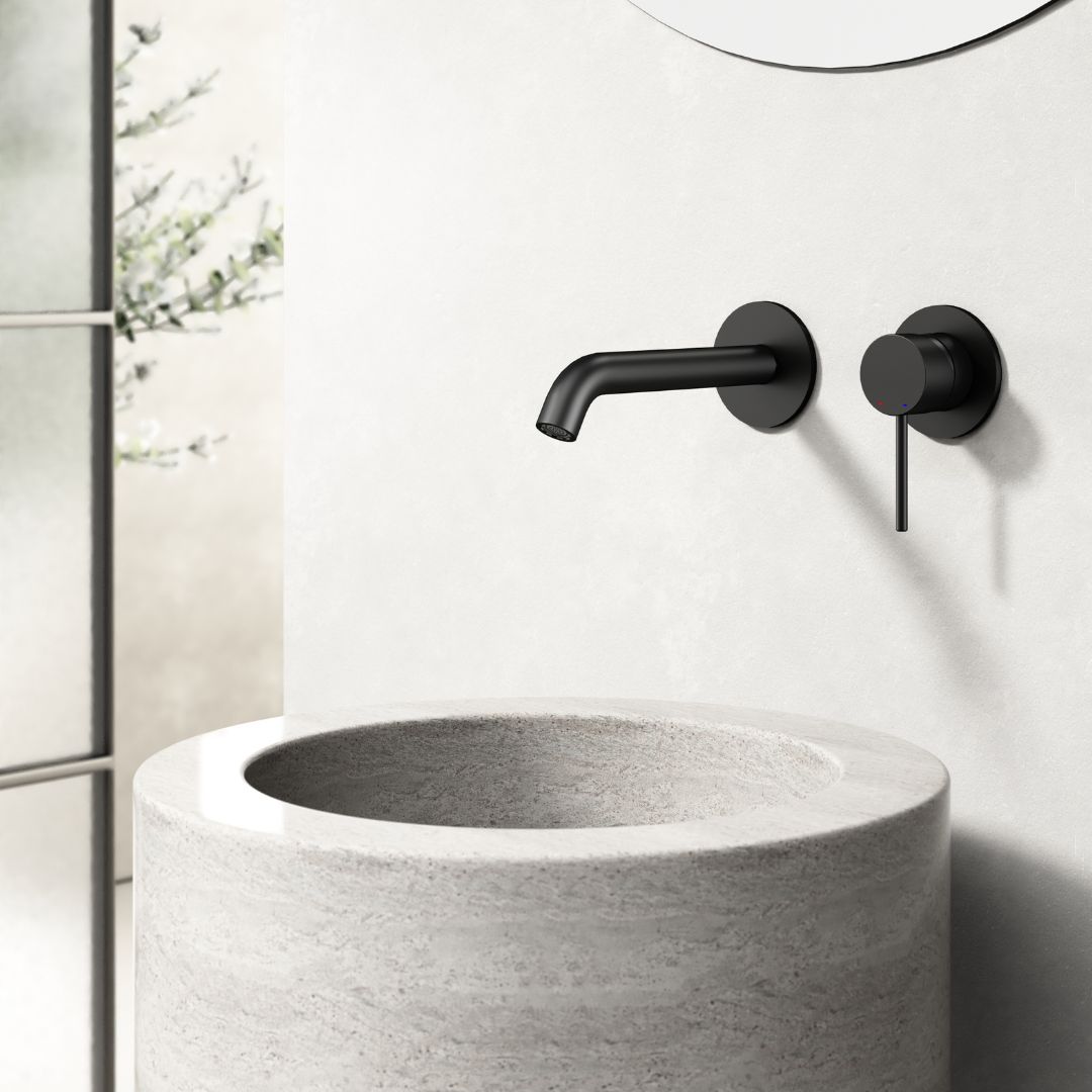 Robinet thermostatique mural noir mat au design élégant et moderne. Comprend des poignées séparées pour le contrôle de l'eau chaude et froide.