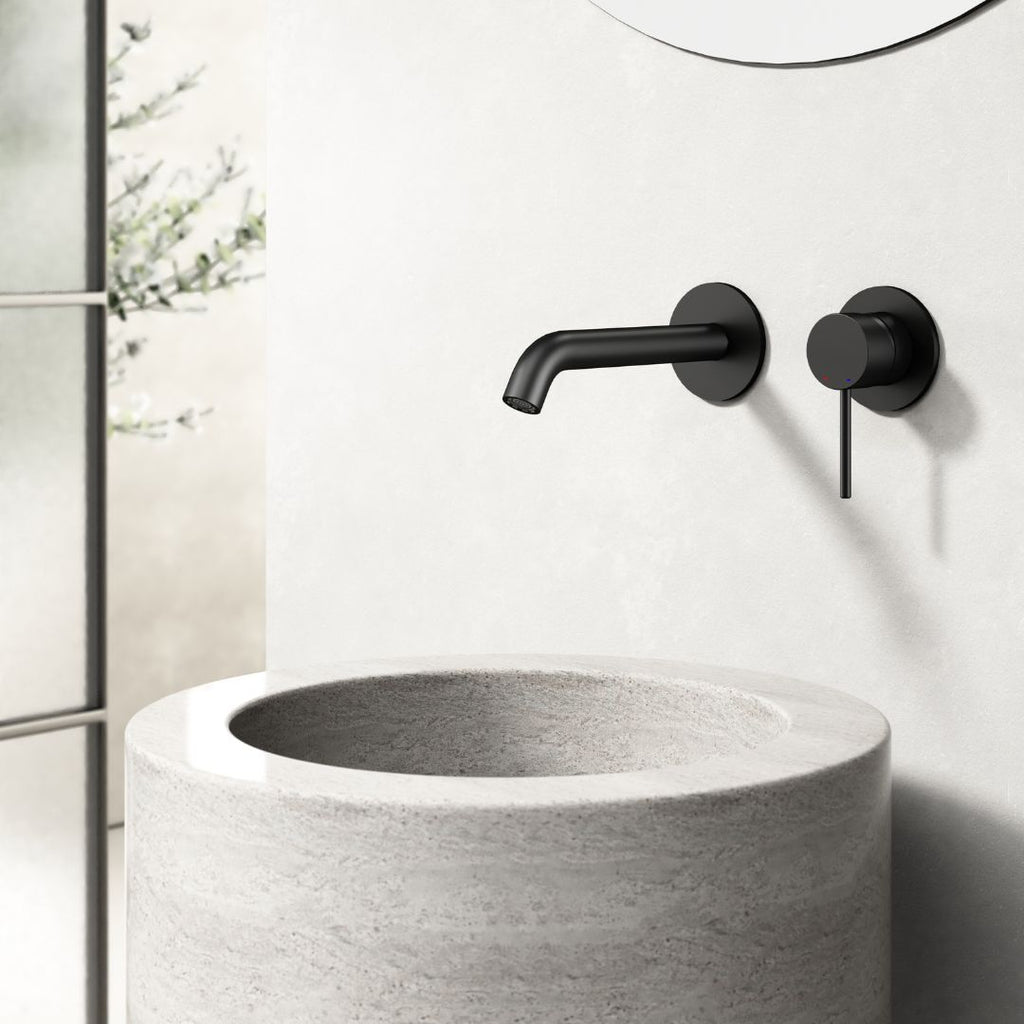 Robinet thermostatique mural noir mat au design élégant et moderne. Comprend des poignées séparées pour le contrôle de l'eau chaude et froide.