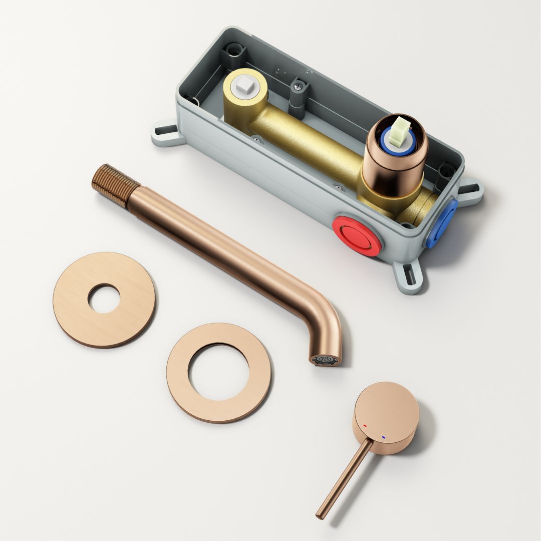 Robinet à bec encastré thermostatique couleur cuivre:  Close-up of a concealed thermostatic copper faucet, showing its components and installation parts.