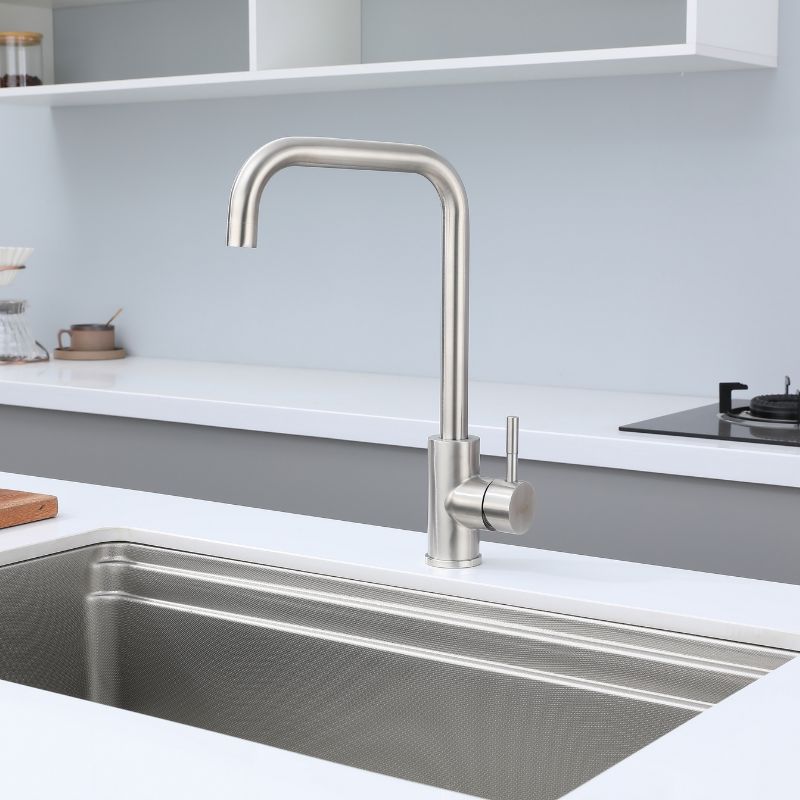 Robinet de cuisine en nickel brossé, design intemporel. Robinet d'évier monocommande moderne.