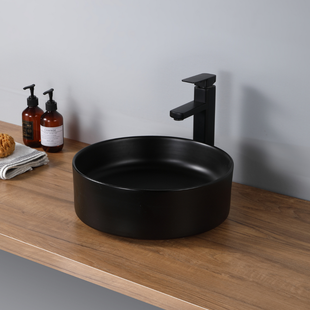 Vasque à poser ronde en céramique noire. Lavabo de salle de bain moderne.