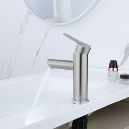 Robinet de lavabo compact chromé, idéal pour les petits espaces. Design élégant et moderne.