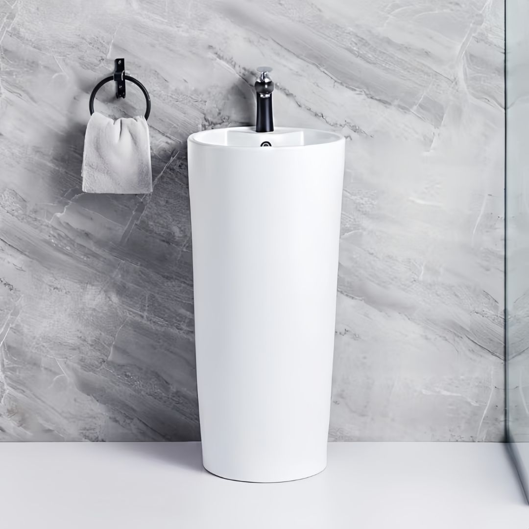 Lavabo Totem Design Arrondi et Épuré Blanc : Élégant lavabo sur colonne blanc au design moderne et arrondi. Idéal pour les salles de bains contemporaines.