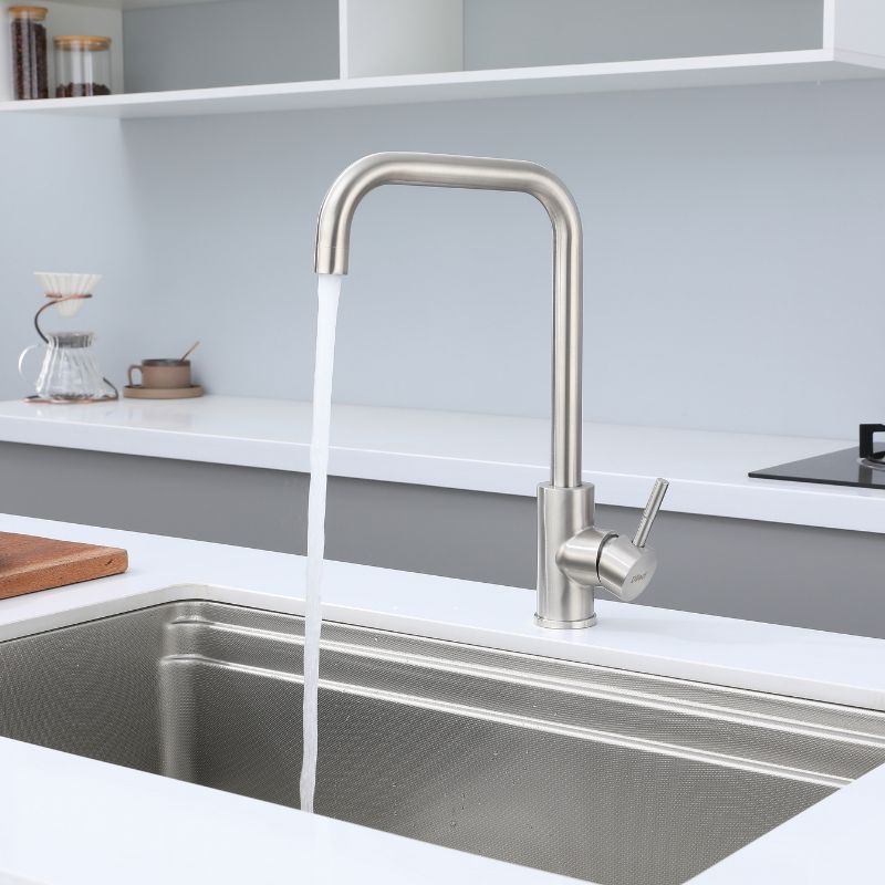 Robinet de cuisine en nickel brossé avec bec à grand arc et poignée à levier unique. Design moderne et style intemporel.