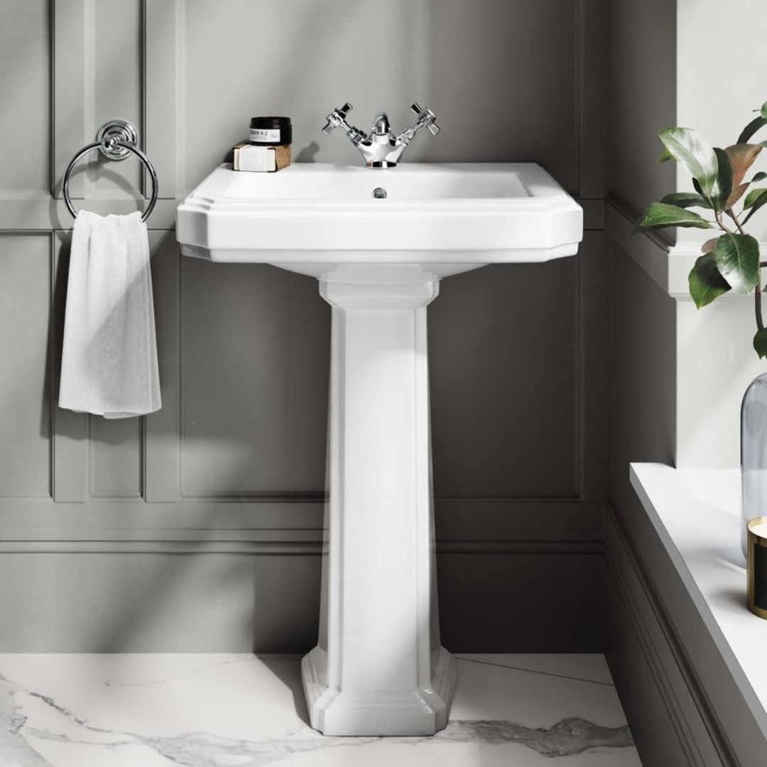 Lavabo sur pied rétro blanc Chelsea : Lavabo de salle de bain autoportant au design classique