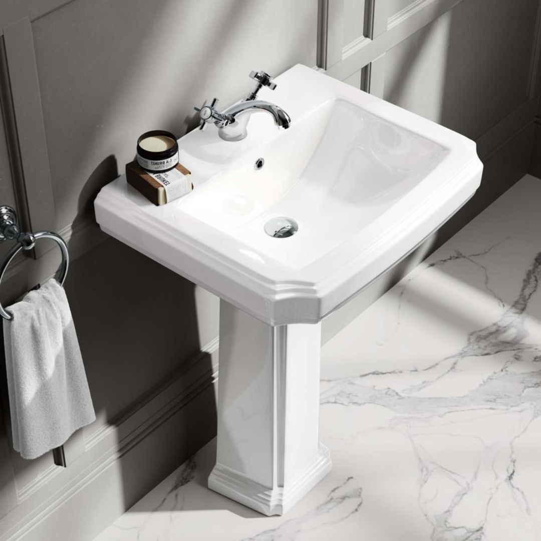 Lavabo sur pied rétro blanc Chelsea : élégant lavabo de salle de bain sur pied au design classique