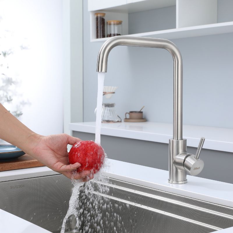 Robinet de cuisine moderne en nickel brossé, design col de cygne à grand arc et construction en acier inoxydable. Idéal pour les cuisines contemporaines.