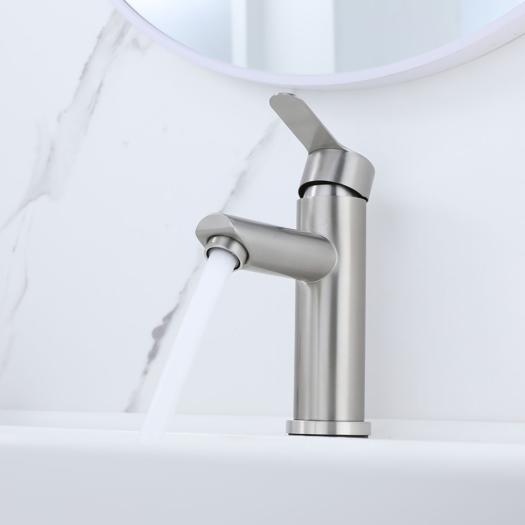 Robinet de lavabo compact chromé, idéal pour les petits espaces. Design élégant et moderne.